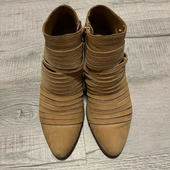Lucky Brand leather slit front heeled ankle boots size 9.5 - Picture 3 of 13